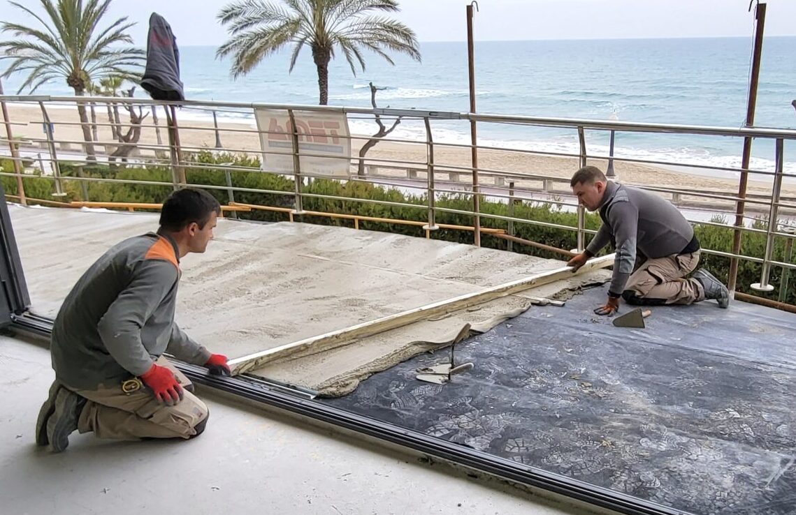 Aplicación de cemento en una terraza de una vivienda. Servicio de Construccions Carreras.